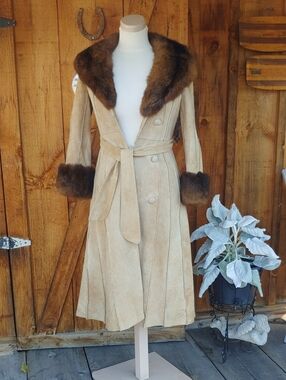Classic Vintage Beige Suede Trench Coat with Fur Trim
